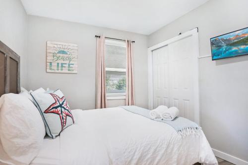 Blue Oasis, Canal Front Home With Dock, Fire Pit, Porches And Walk To Beach