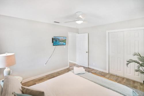 Blue Oasis, Canal Front Home With Dock, Fire Pit, Porches And Walk To Beach