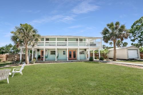 Blue Oasis, Canal Front Home With Dock, Fire Pit, Porches And Walk To Beach
