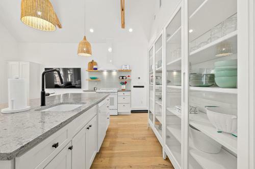Haven Tiny House - Pool, Walk To Downtown