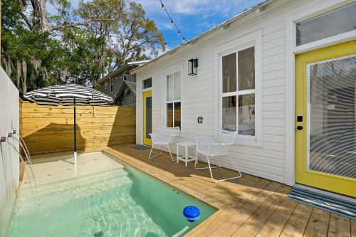Haven Tiny House - Pool, Walk To Downtown