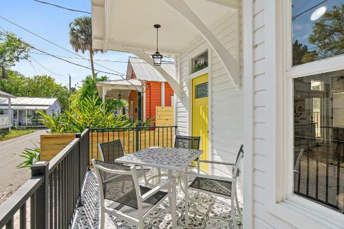 Haven Tiny House - Pool, Walk To Downtown