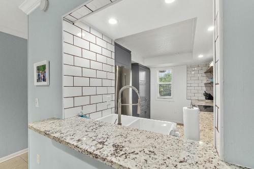 Island Oasis - 3br 2ba - Steps To The Ocean!