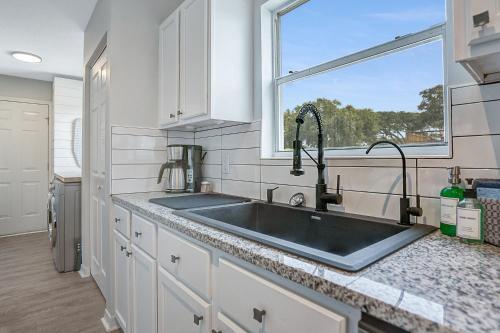 Walk To Beach, Pool, Hot Tub, Dock, Games!
