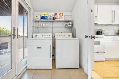 Beach Cottage! 100 Steps To The Sand, Pets Ok, Private Deck!
