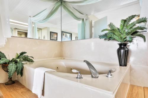 Oceanfront Windjammer Getaway