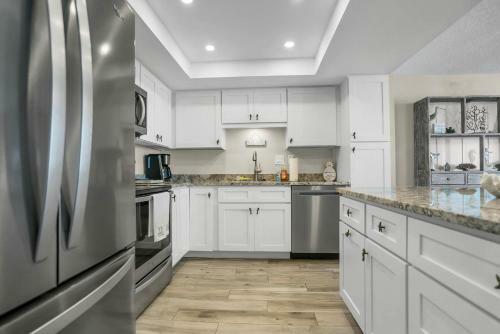 Upscale Oceanfront Condo With Panoramic Views, Newly Renovated!