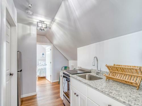 Chic Suite In Beautifully Updated Victorian Home Home