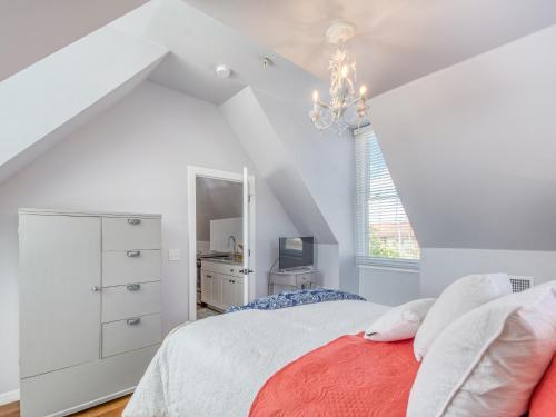 Chic Suite In Beautifully Updated Victorian Home Home