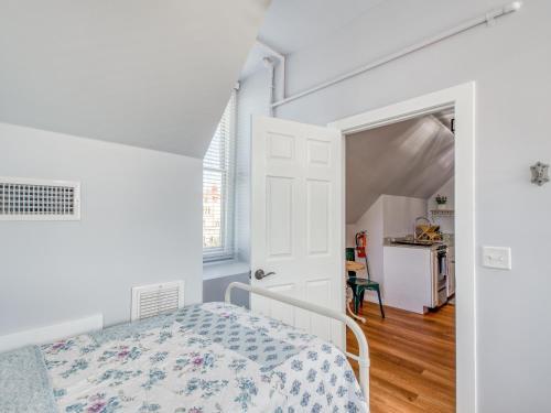 Chic Suite In Beautifully Updated Victorian Home Home