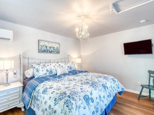 Updated Victorian Gem With Private Balcony Home