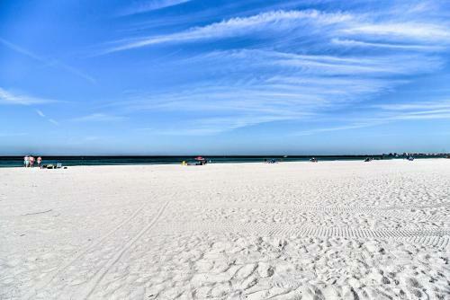 Apartamento St Pete Couples Retreat At Beachfront Condo