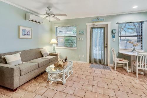 Apartamento Beach Hugger 1 - Charming Beach Front Cottage Efficiency