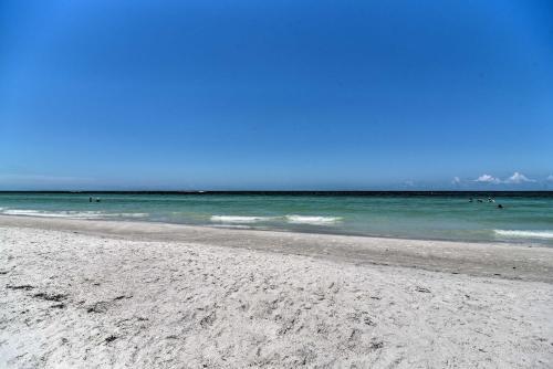 Apartamento Sunny Seaside Condo With Pool And Walk To Beach!
