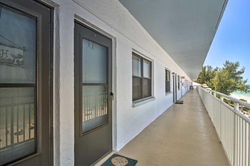 Apartamento Sunny Seaside Condo With Pool And Walk To Beach!