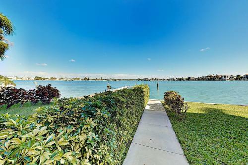 Waterfront Retreat - Private Dock - Walk To Beach Home