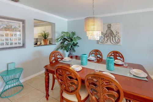 Sea Breeze 106 Beachfront Condo