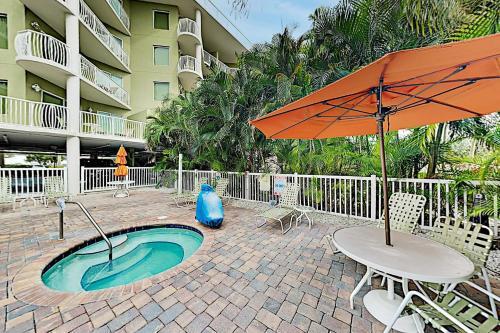 Apartamento Latitude Adjustment - Pool, Hot Tub, Walk To Beach Condo