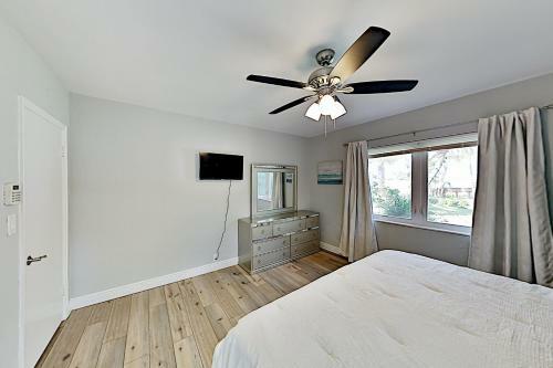 Bayfront Home - Private Dock - 5 Minutes To Beach Home