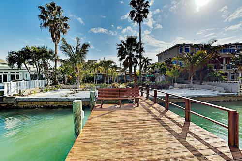 Bayfront Home - Private Dock - 5 Minutes To Beach Home