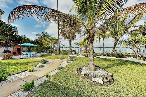 Bayfront Home - Private Dock - 5 Minutes To Beach Home