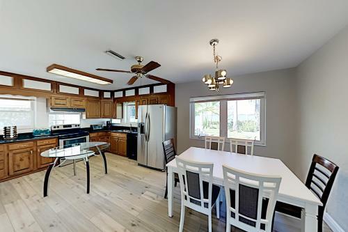 Bayfront Home - Private Dock - 5 Minutes To Beach Home