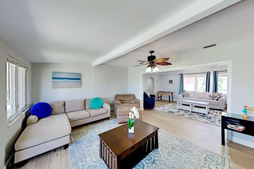 Bayfront Home - Private Dock - 5 Minutes To Beach Home