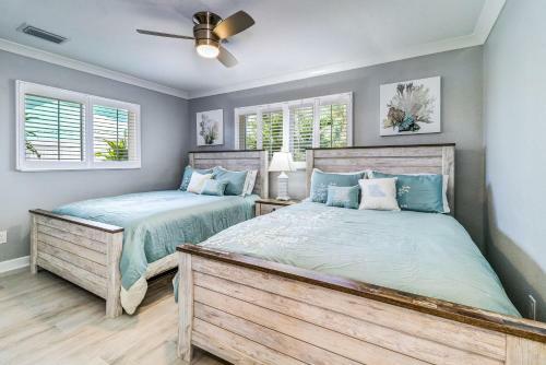 New Listing! Modern Retreat With Private Pool & Dock Home