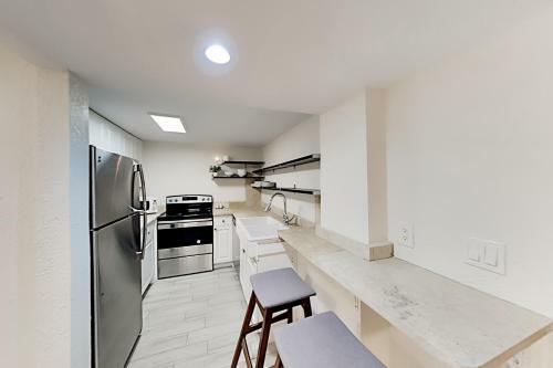 Apartamento Golden Getaway - Charming Home In Historic Enclave Duplex