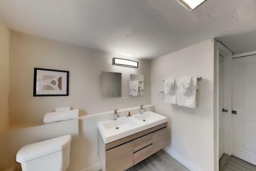 Apartamento Golden Getaway - Charming Home In Historic Enclave Duplex