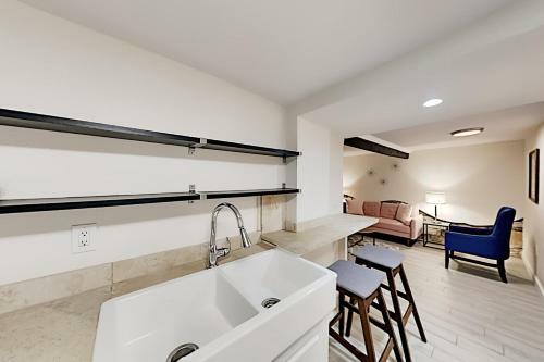 Apartamento Golden Getaway - Charming Home In Historic Enclave Duplex