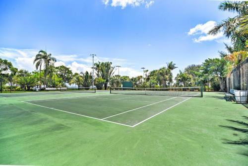 Old St Pete Bungalow - Downtown 1 Mi, Beach 8 Mi!