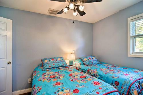Old St Pete Bungalow - Downtown 1 Mi, Beach 8 Mi!