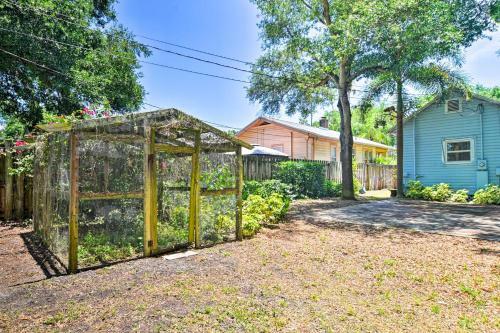 Old St Pete Bungalow - Downtown 1 Mi, Beach 8 Mi!