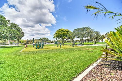 Old St Pete Bungalow - Downtown 1 Mi, Beach 8 Mi!