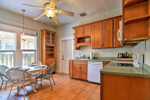 Old St Pete Bungalow - Downtown 1 Mi, Beach 8 Mi!