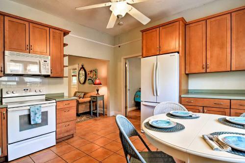 Old St Pete Bungalow - Downtown 1 Mi, Beach 8 Mi!