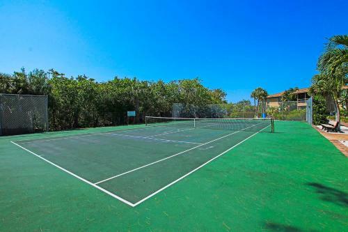 Beach Condo Within Walking Distance To Bowmans Beach A102