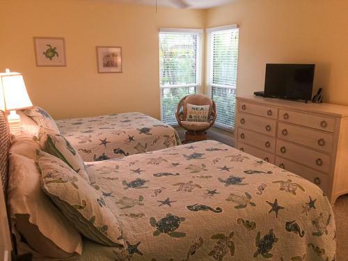 Beach Condo Within Walking Distance To Bowmans Beach A102