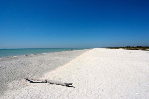 Quiet Spacious Resort Condo Near Bowmans Beach - Blind Pass E109