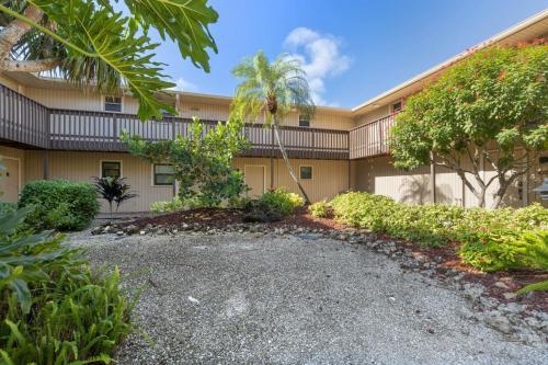 Quiet Spacious Resort Condo Near Bowmans Beach - Blind Pass E109