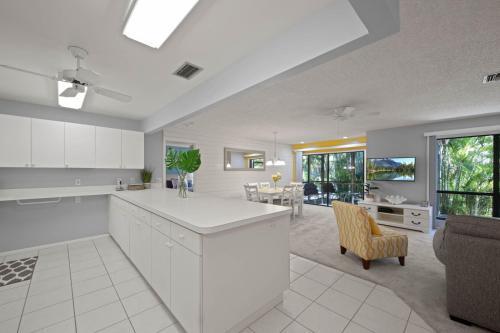 Quiet Spacious Resort Condo Near Bowmans Beach - Blind Pass E109