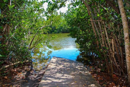 Quiet Spacious Resort Condo Near Bowmans Beach - Blind Pass E109