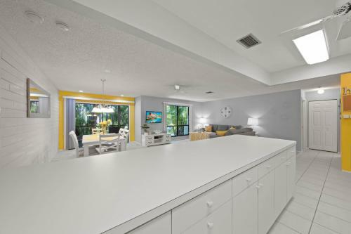Quiet Spacious Resort Condo Near Bowmans Beach - Blind Pass E109