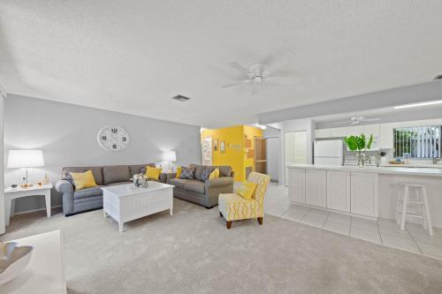 Quiet Spacious Resort Condo Near Bowmans Beach - Blind Pass E109