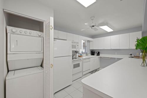 Quiet Spacious Resort Condo Near Bowmans Beach - Blind Pass E109