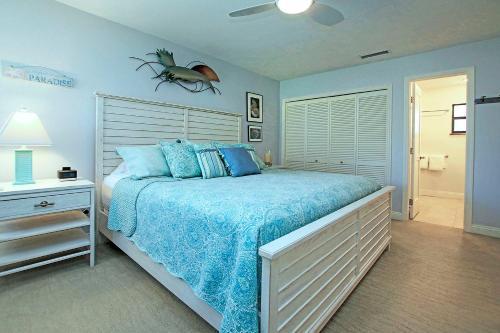Beach Resort Condo Near World Renowned Bowmans Beach - Blind Pass B202