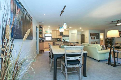 Beach Resort Condo Near World Renowned Bowmans Beach - Blind Pass B202