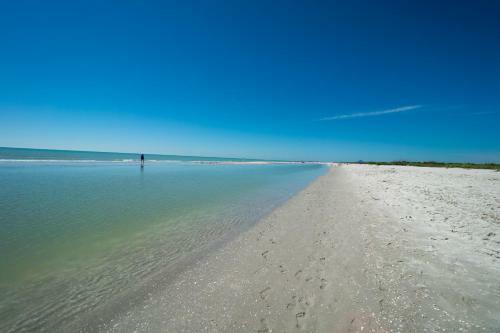 Family Style Beach Resort Condo On Quiet West End A104