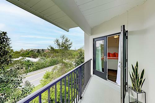 Apartamento Hidden Lakes Gem - Balcony & Pool - Walk To Beach Condo